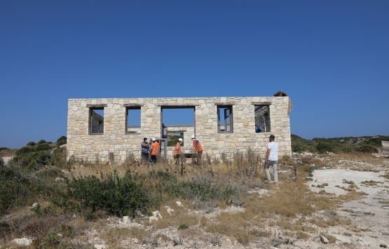 Çeşme'de sit alanında inşa edilen taş bina yıkıldı!