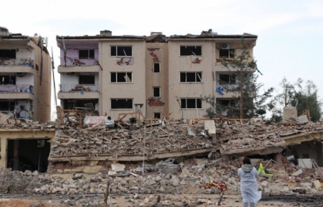 Nusaybin'de ağır hasarlı yapıların yıkımı sürüyor!